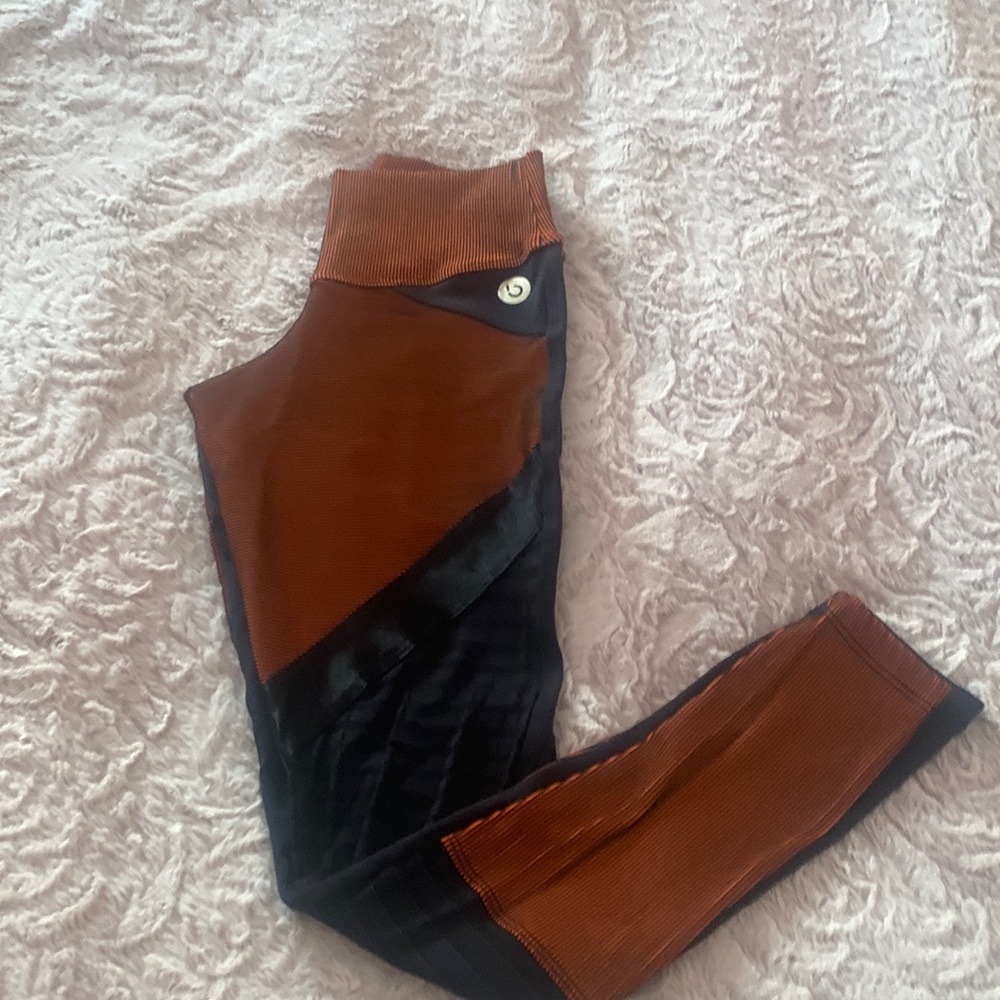 RO FITWEAR LEGGINGS SIZE SMALL.